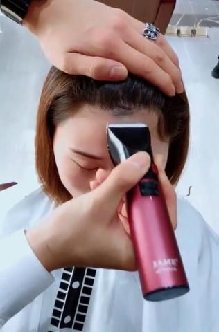 笑起来很甜的女孩突然想换个发型，剪了短发之后没想到这么的漂亮