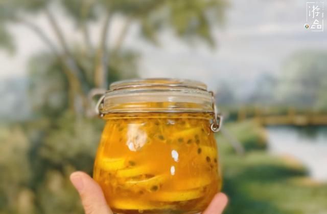  「西番莲」柠檬蜂蜜百香果特饮：果皮用盐搓，须去籽，发酵3天