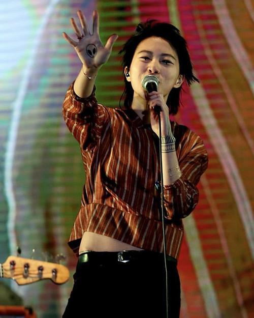 窦靖童混搭麻布衫真有个性,时尚前卫超个性,网友:衣品不输王菲