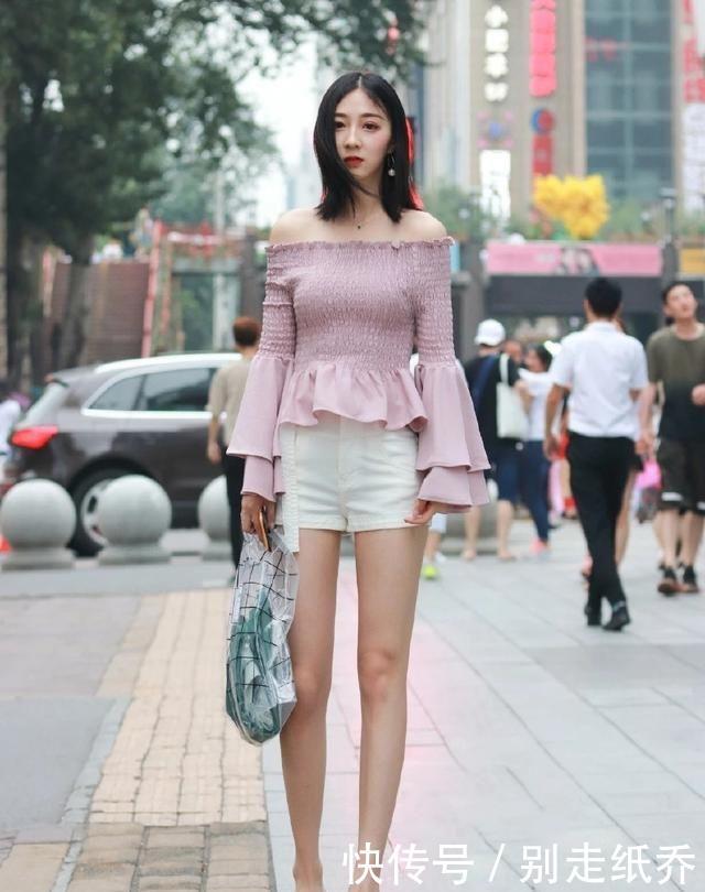 『尽显』街拍:秀色可餐的美女,一身时尚优雅的穿搭,尽显妩媚动人的魅力