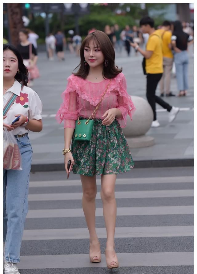  「小姐姐」美腿的季节，短裙总是备受宠爱，少女感十足的装扮时髦又显瘦！