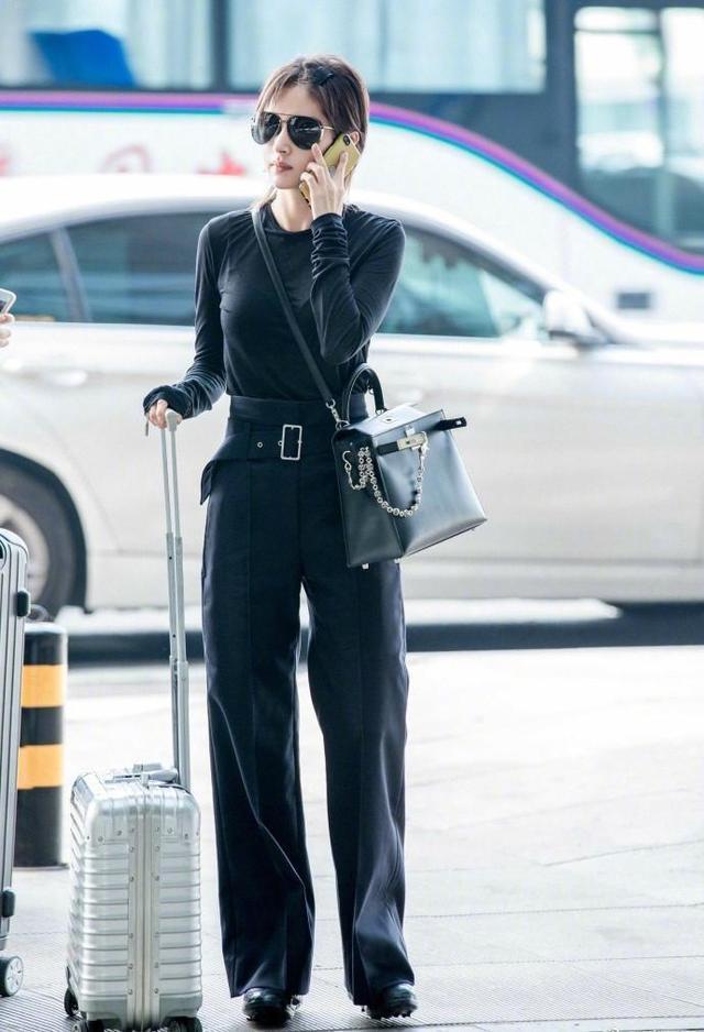 162王子文和171蒋欣,机场同穿一身黑,一个超模一个路人