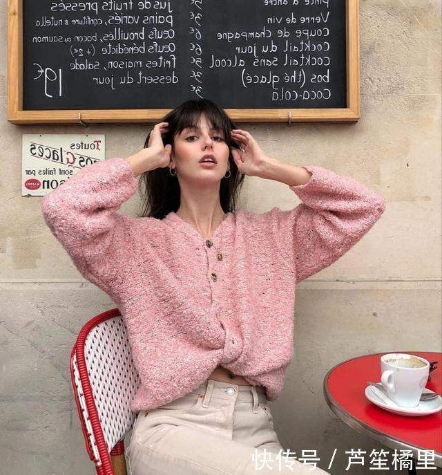 #身材#路人街拍,小姐姐穿粉红色的百褶连衣裙,十分漂亮
