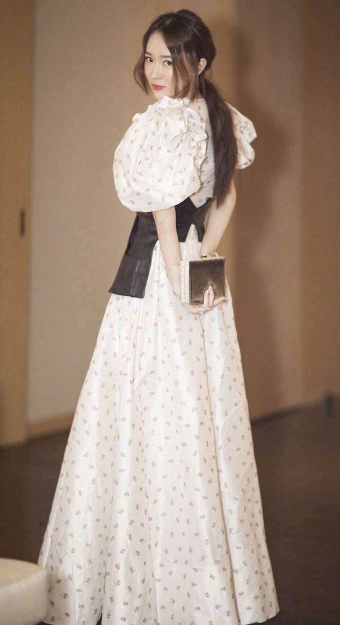 霍思燕真厉害！这紧身裤硬是塞进去吧？网友：刚生完孩子就恢复成