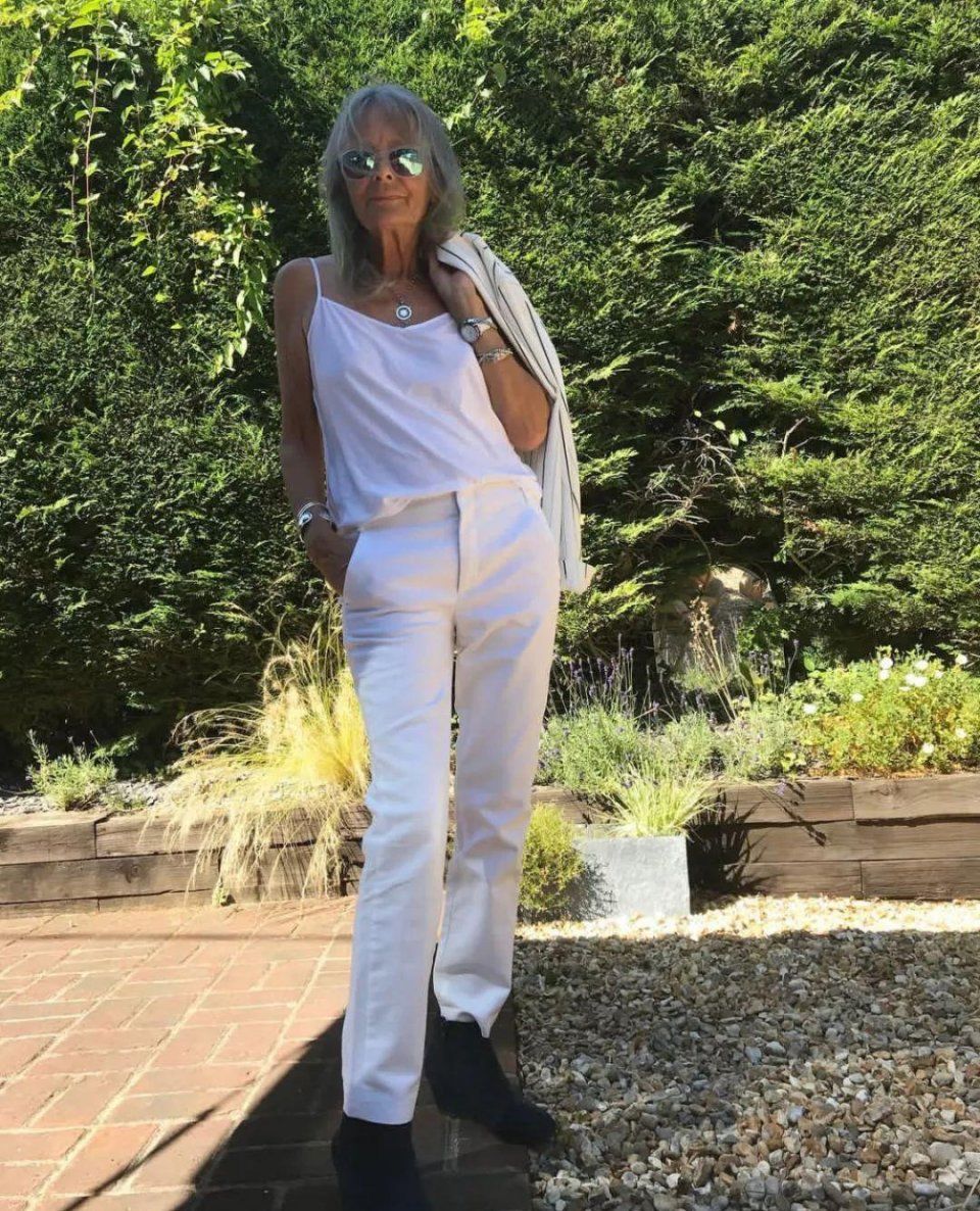 她74岁,满脸皱纹,天天素颜,但是真的很酷啊!!!