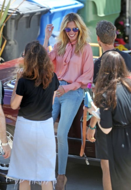 茱莉亚罗伯茨 在洛杉矶马里布出街拍片，上衣超有女人味