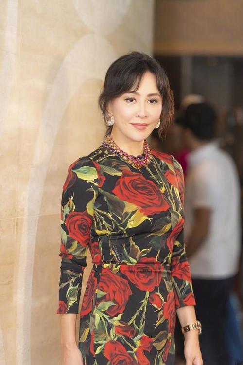 53岁刘嘉玲和55岁关之琳再同台，只相差2岁，差距却出来了