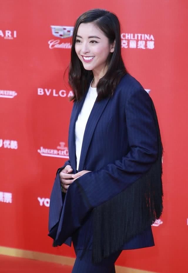  喇叭裤@黄小蕾太信心，穿西装配线拖地板喇叭裤原本挺美，但门牙太白成闪光点