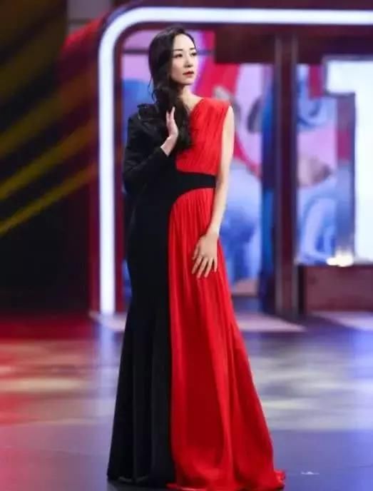红黑拼接的晚礼服尽显优雅，韩雪一笑倾城，下一个贝微微？