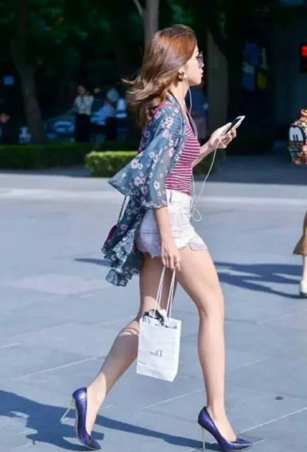 天生大长腿不穿短裤穿什么，逆天大长腿，连扫地的大叔都动心了