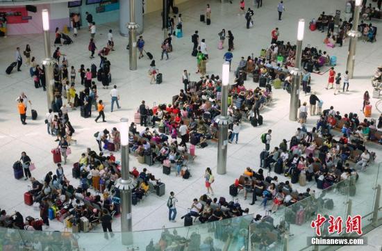 港人西九龙排队买春运票 免填手机号网购更便利