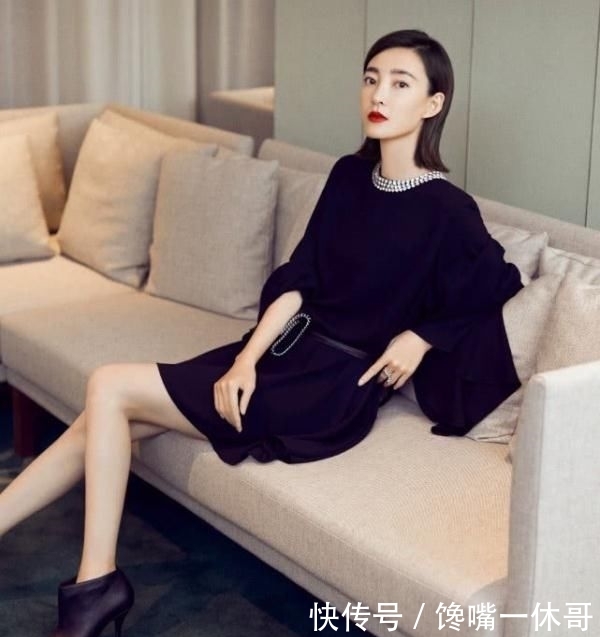 「 镜头」镜头下移看到“巴掌鞋”,都是“心机”,王丽坤终于舍得换鞋子了