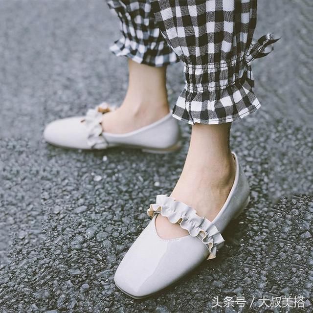 “脚肉肉”的女人，选鞋子学会3个“小技巧”，显脚瘦还显腿长