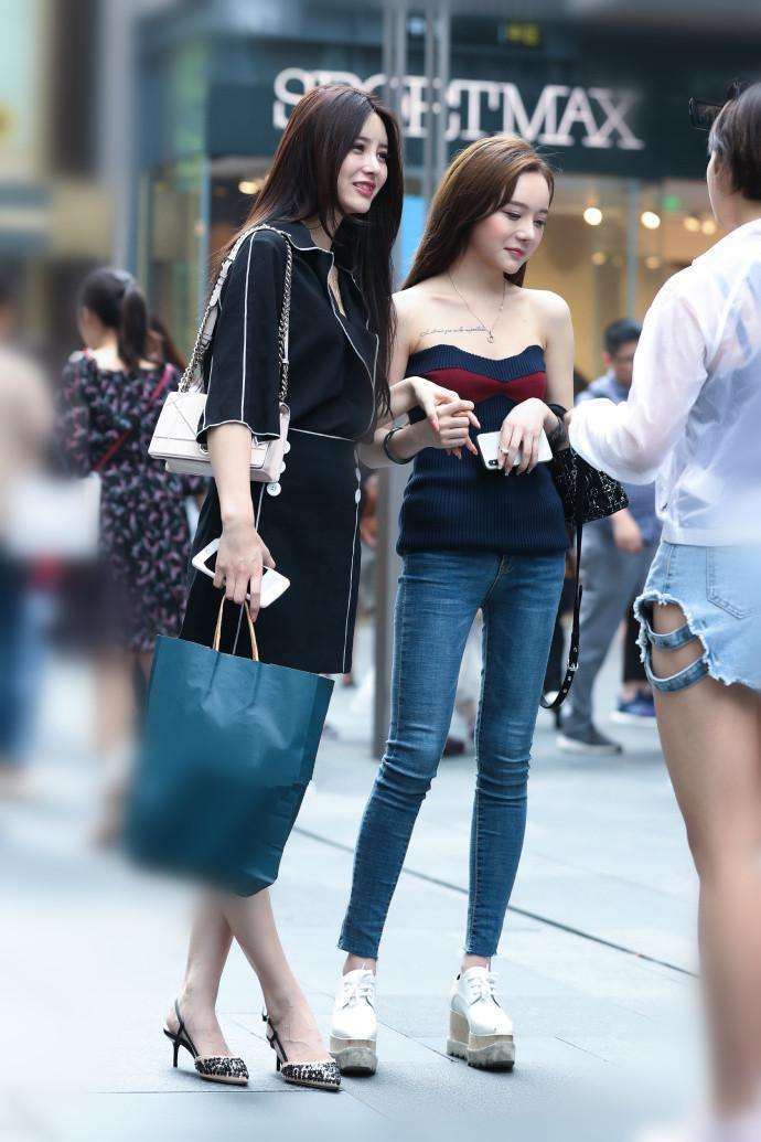街拍：紧身包臀窄裙展现凸显身材，城市里的小姐姐就是会穿!