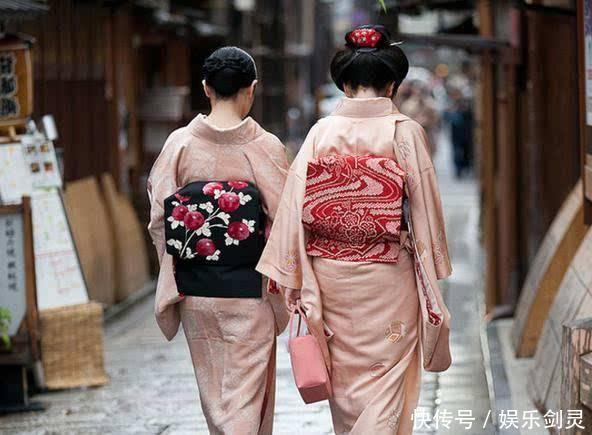 探秘日本和服文化，女人可不穿内衣，背上小背包可防出轨