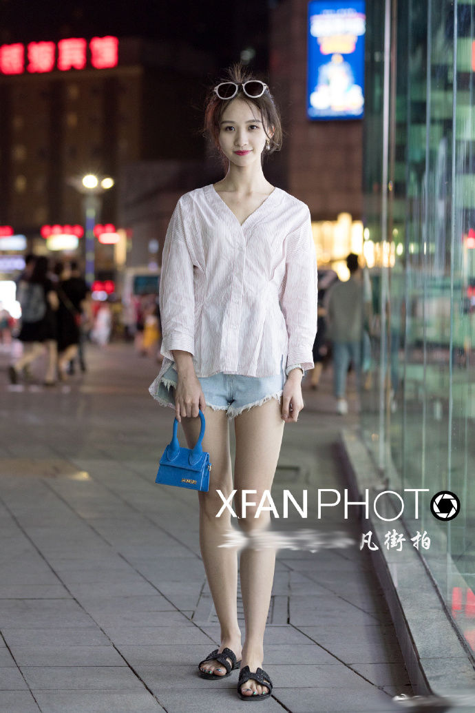 街拍重庆:几套时尚的穿衣搭配，让你美的更加有韵味!