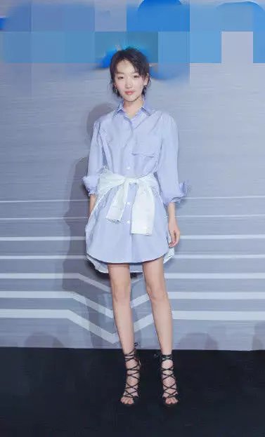 当周冬雨在脱掉高跟鞋后,身高成了“车祸”现场,全靠高跟鞋硬撑