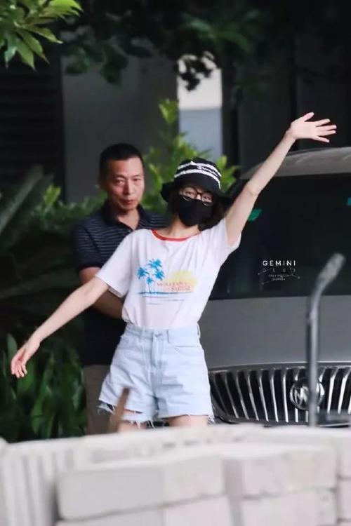 迪丽热巴穿T恤几乎是平胸，但穿上裙子大变样，都快被她迷晕了！