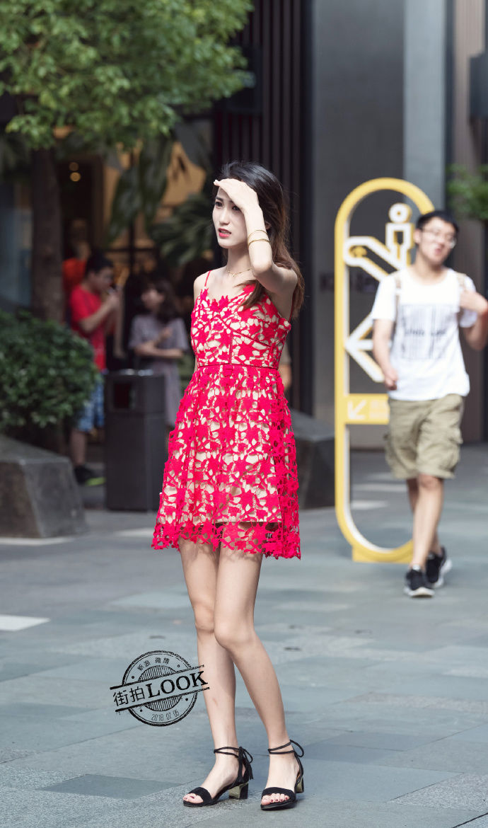 街拍成都:几套随性利落的穿搭，配上高颜值，秀出自信的美!