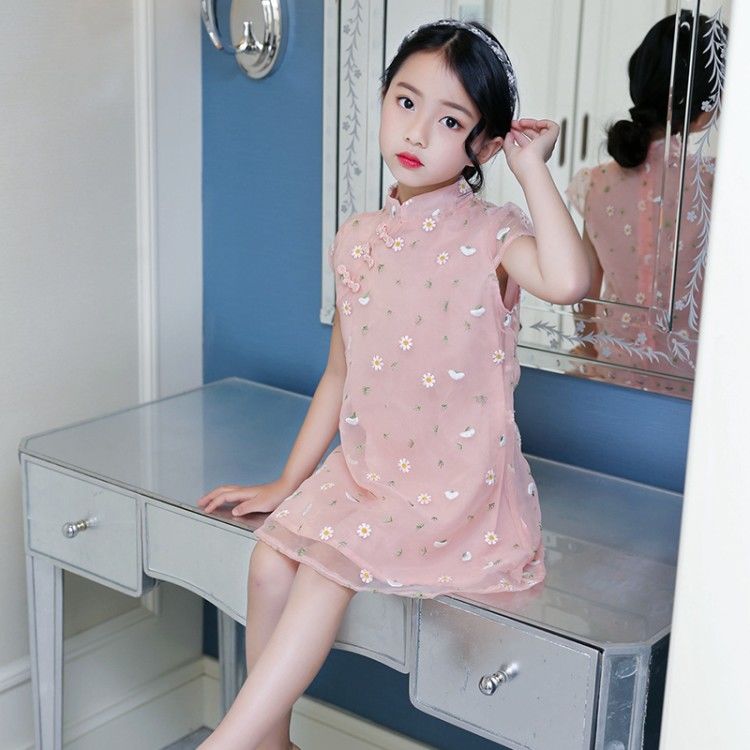 如果有可爱的女儿,一定要给她准备这样的旗袍装,尽显气质淑女范