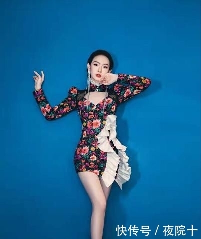 「 白鞋」穿大妈印花连衣裙配小白鞋,一尺长耳环太吸睛!,被戚薇惊艳了