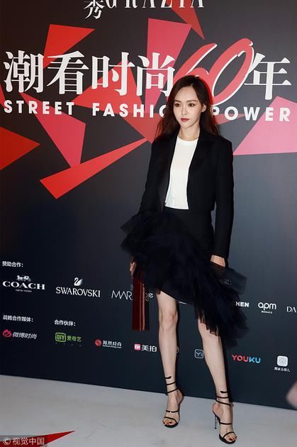 不单是李宇春 女明星靠不对称裙变身“腿霸”