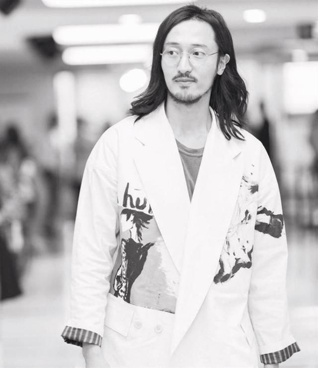 王传君演技火了之后,穿衣风格也火了,男人穿成这样真的很迷人