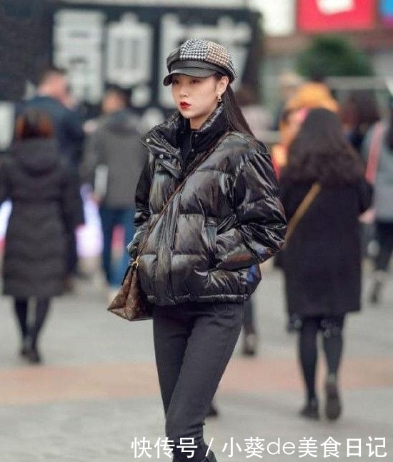 成熟■年轻美女街拍:随性穿搭的美女,成熟又知性!