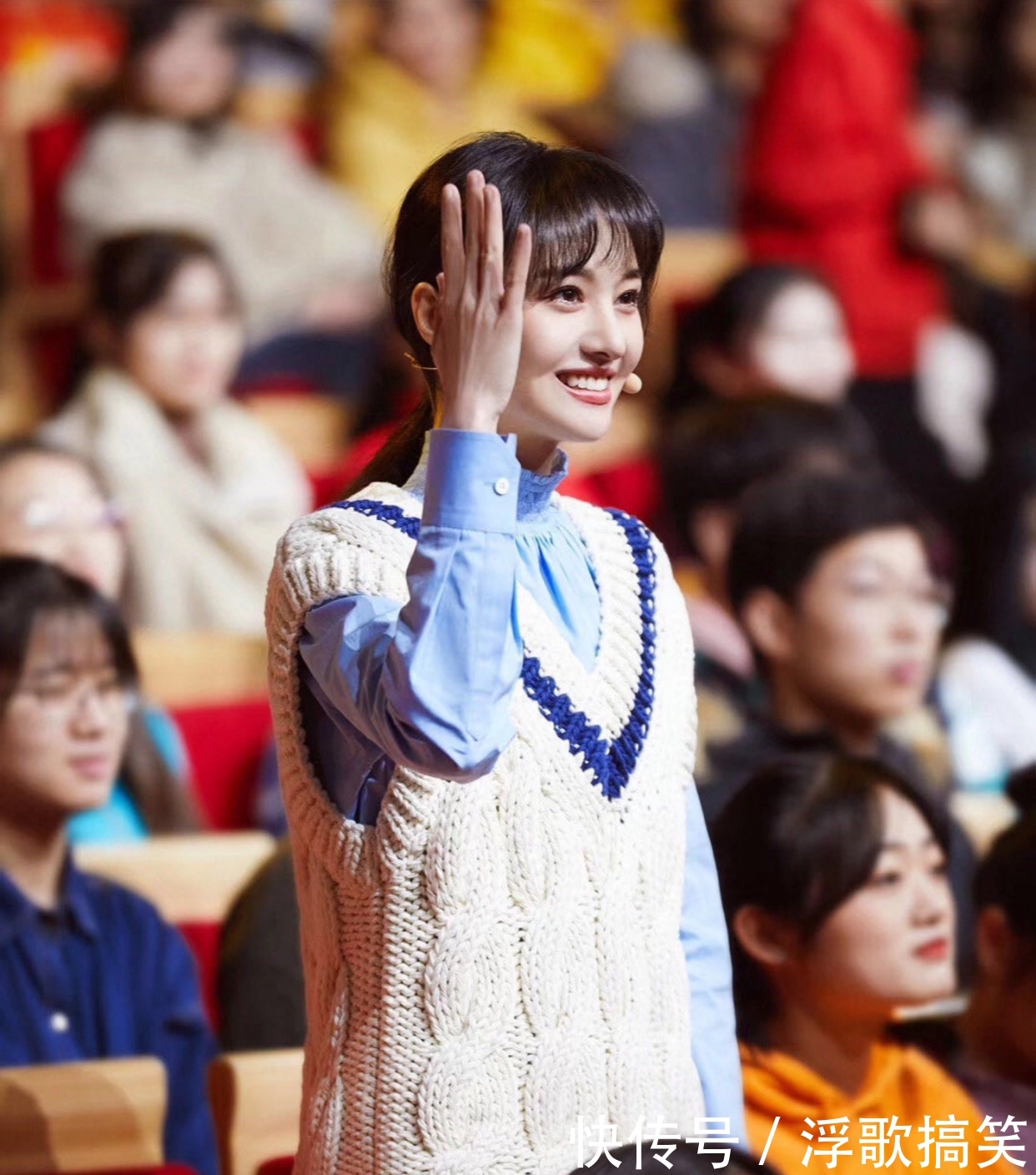 郑爽最新写真曝光,穿黑白灯笼袖连衣裙,优雅活