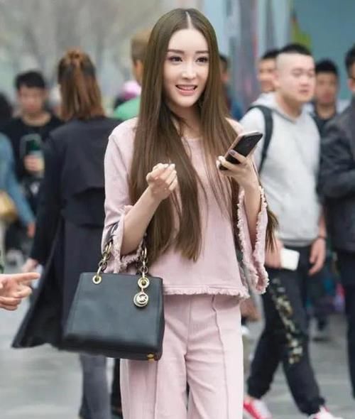  粉色：美女时尚街拍：沉鱼落雁的美女，一件粉色的套装，时尚气质女神美
