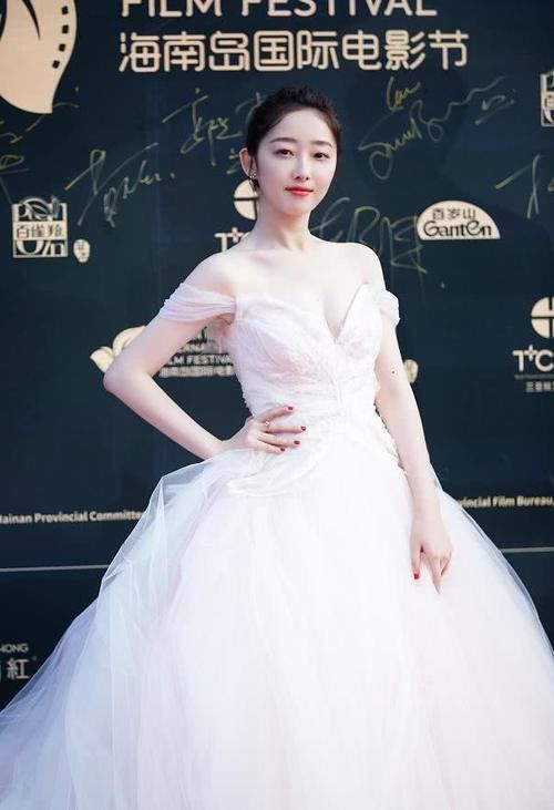蒋梦婕■穿抹胸长纱裙勾出好比例,奶白肌肤惹人羡,“人间水蜜桃”蒋梦婕