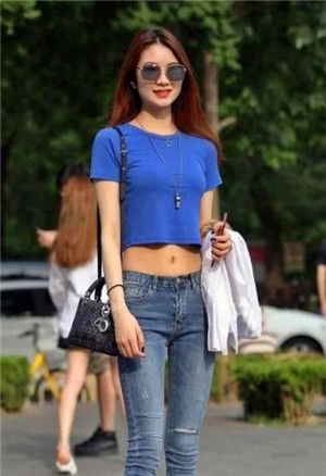  休闲裤：街拍：瑰姿艳逸的小美女，身穿吊带背心配休闲裤，长相清秀又美丽