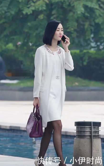 气质小姐姐白色外套配黑丝大秀美腿，给男友打电话十分羞涩，很有