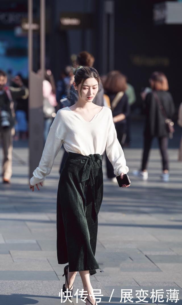  优美■街拍：小姐姐一身粉色系的装扮，减龄唯美，尽显俏丽的优美身姿