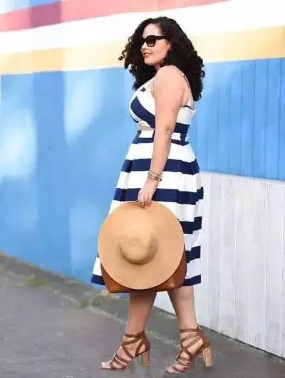 她很胖，但是她却把衣服穿的如此漂亮!