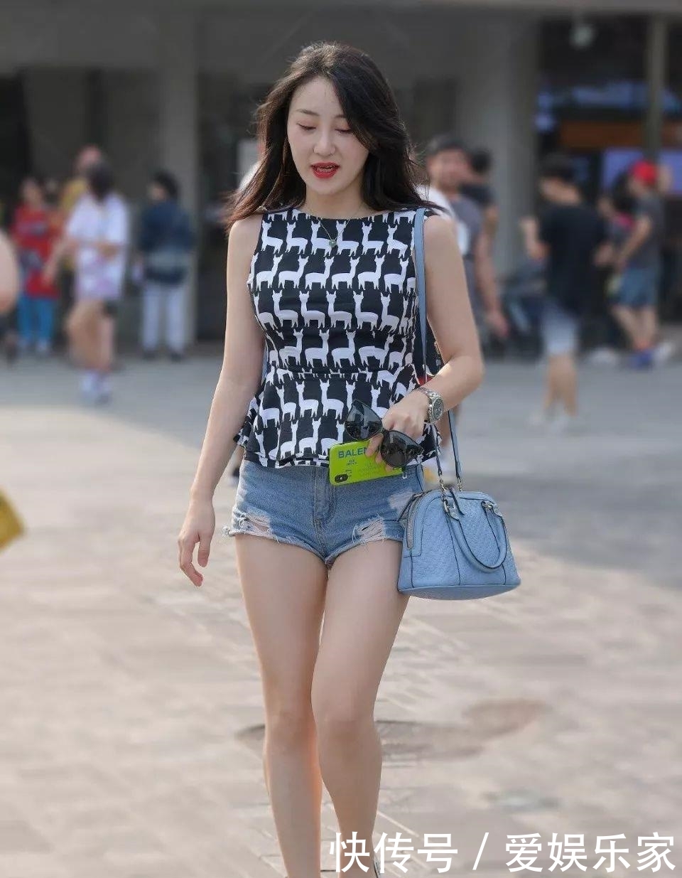 短裤■街拍美女牛仔短裤搭配高跟鞋