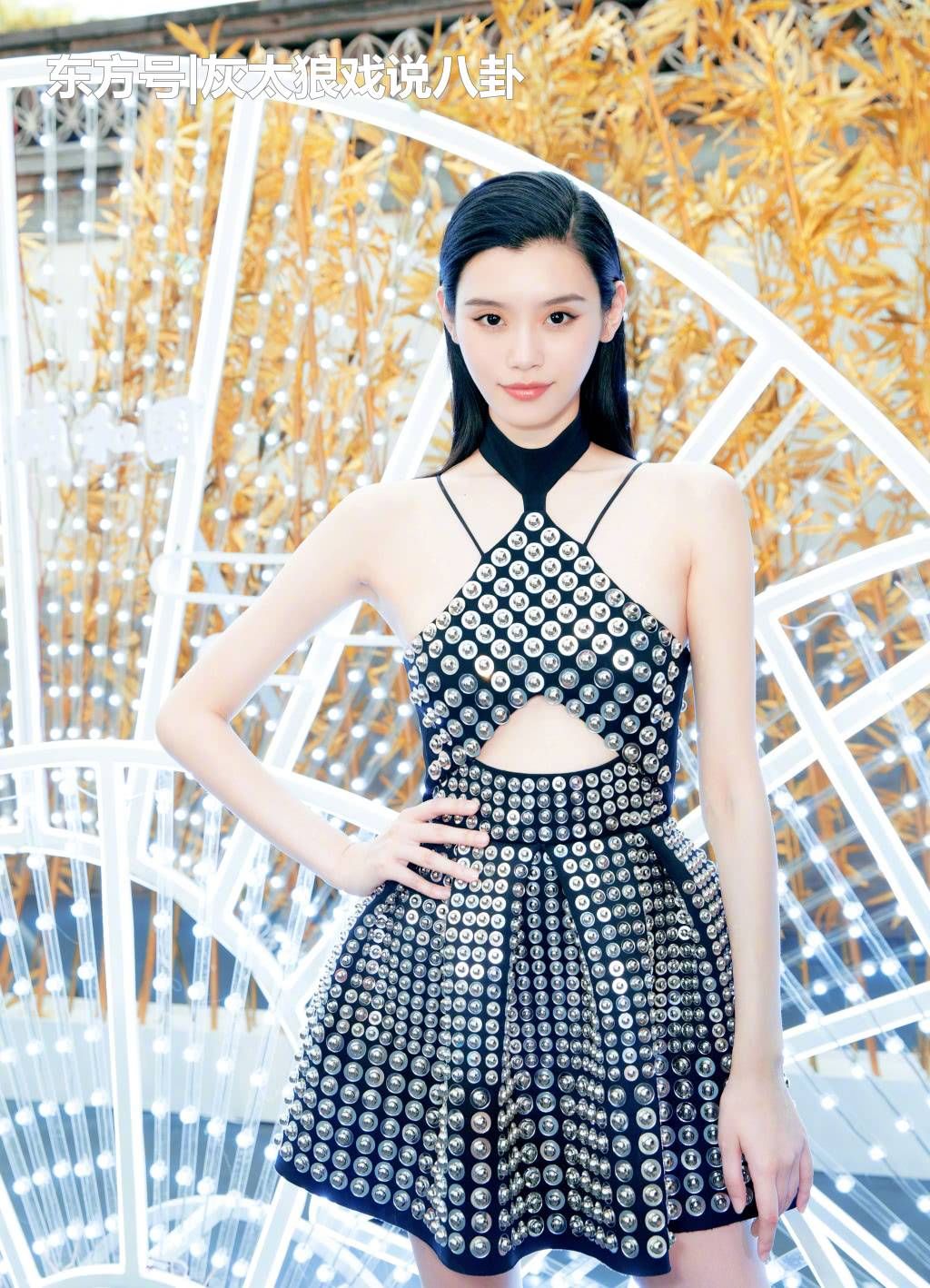 奚梦瑶穿深V吊带露背装，造型夺人眼球，网友:好美