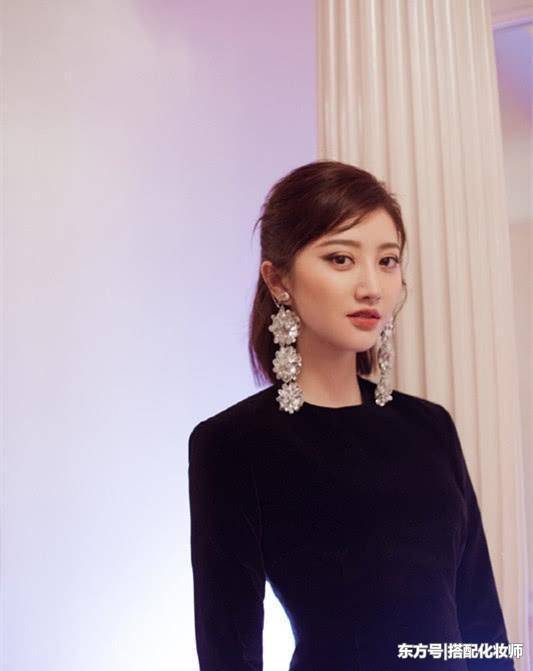 景甜能穿进这裙子不容易，戴这耳坠更需要勇气，都美到纽约去了！