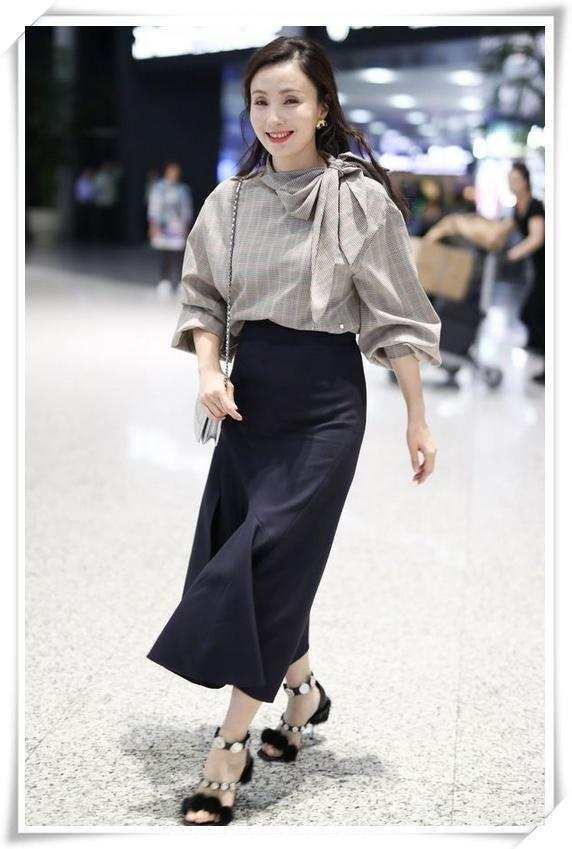 小陶虹真是够了! 腿本来就短还穿这种牛仔裤, 网友: 丑出新高度!