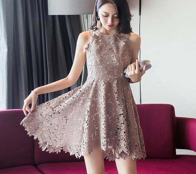 吊带连衣裙穿在身上，让你上街时髦出众，回头率百分之一万！