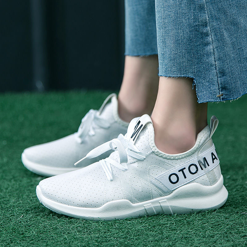 最经典“18新款小白鞋”，出门搭配一条牛仔裤，浑身充满活力范