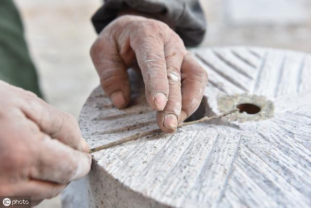  「石磨」67岁老人坚守43年，3天做1个老物件，300元1个卖断货订