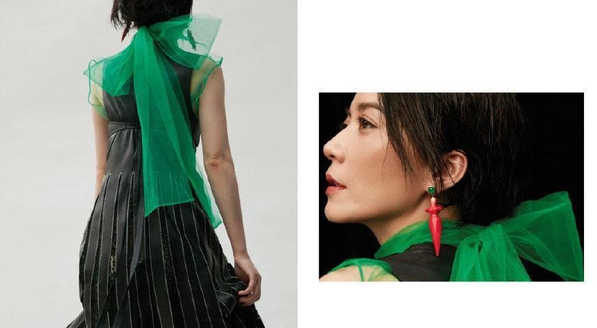 俞飞鸿红色皮衣“真空上阵”，表情高冷，网友：禁欲系女神