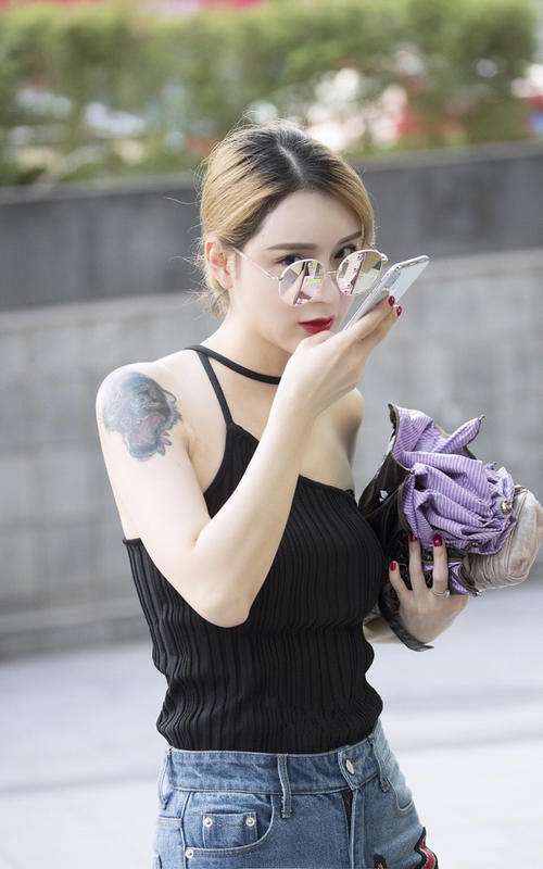 路人街拍：漂亮的小姐姐，吊带装秀出白皙皮肤，肩头纹身很恐怖