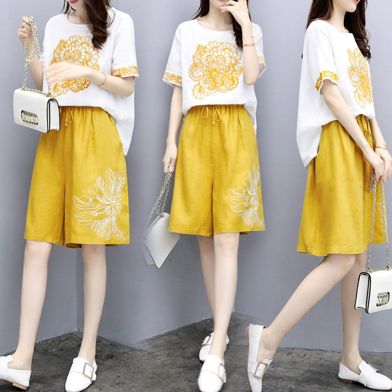 哇!这妹子身材啥那么好?竟穿短裤套装+高跟，美得刚刚好