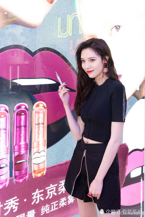 宋妍霏的裙子已经够短了，还敢拉开正中间的拉链，网友：被骗了！