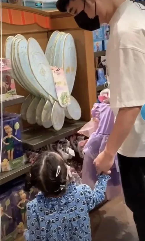 陈赫带4岁爱女逛迪士尼，花裙子买到手软对女儿超级宠溺 福利吧 热图6