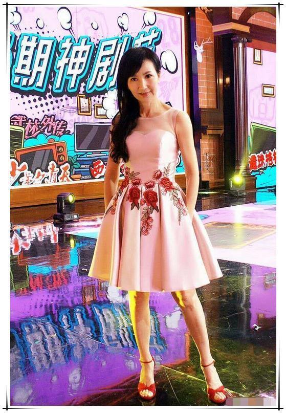 陈美琪不得了！59岁的年龄，19岁的身材，网友：赵雅芝看了都得服