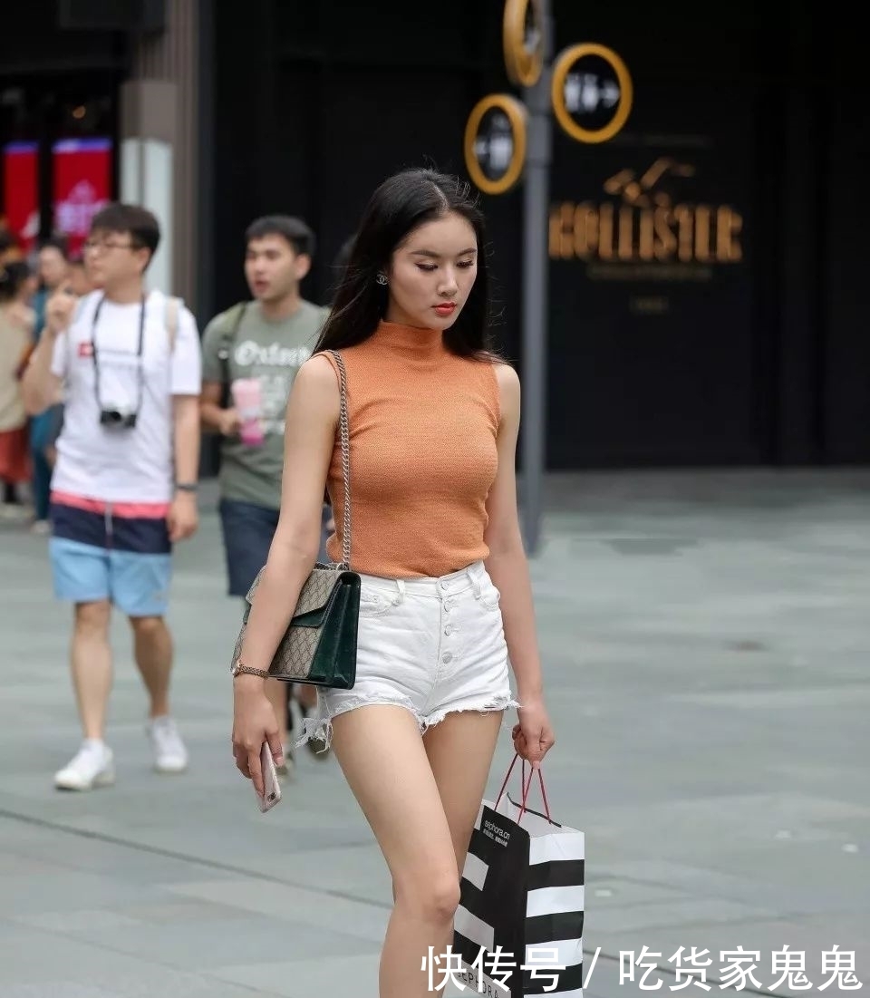 『姐姐』时尚街拍,美女姐姐无袖打底衫配毛边短裤,青春甜美chic减龄