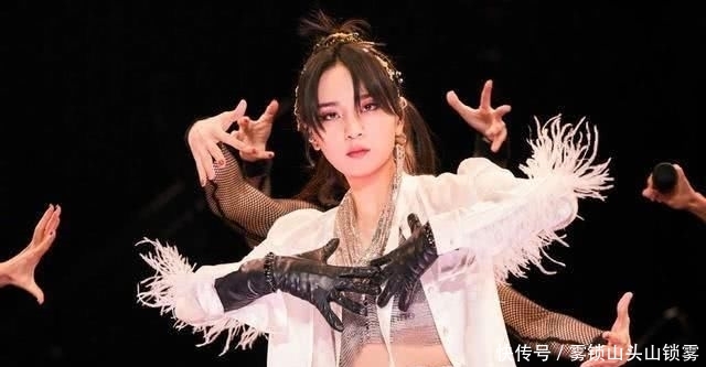  [短T恤]周笔畅真敢穿，白色打底的黑色框架excel裙帅气个性，自带公主风